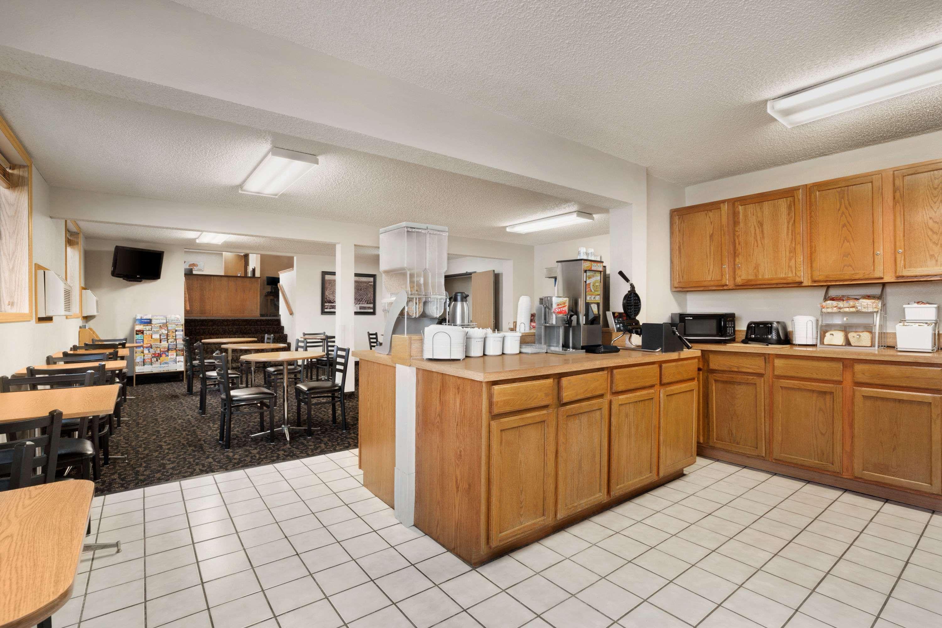 Super 8 By Wyndham Lincoln North Hotel Екстериор снимка