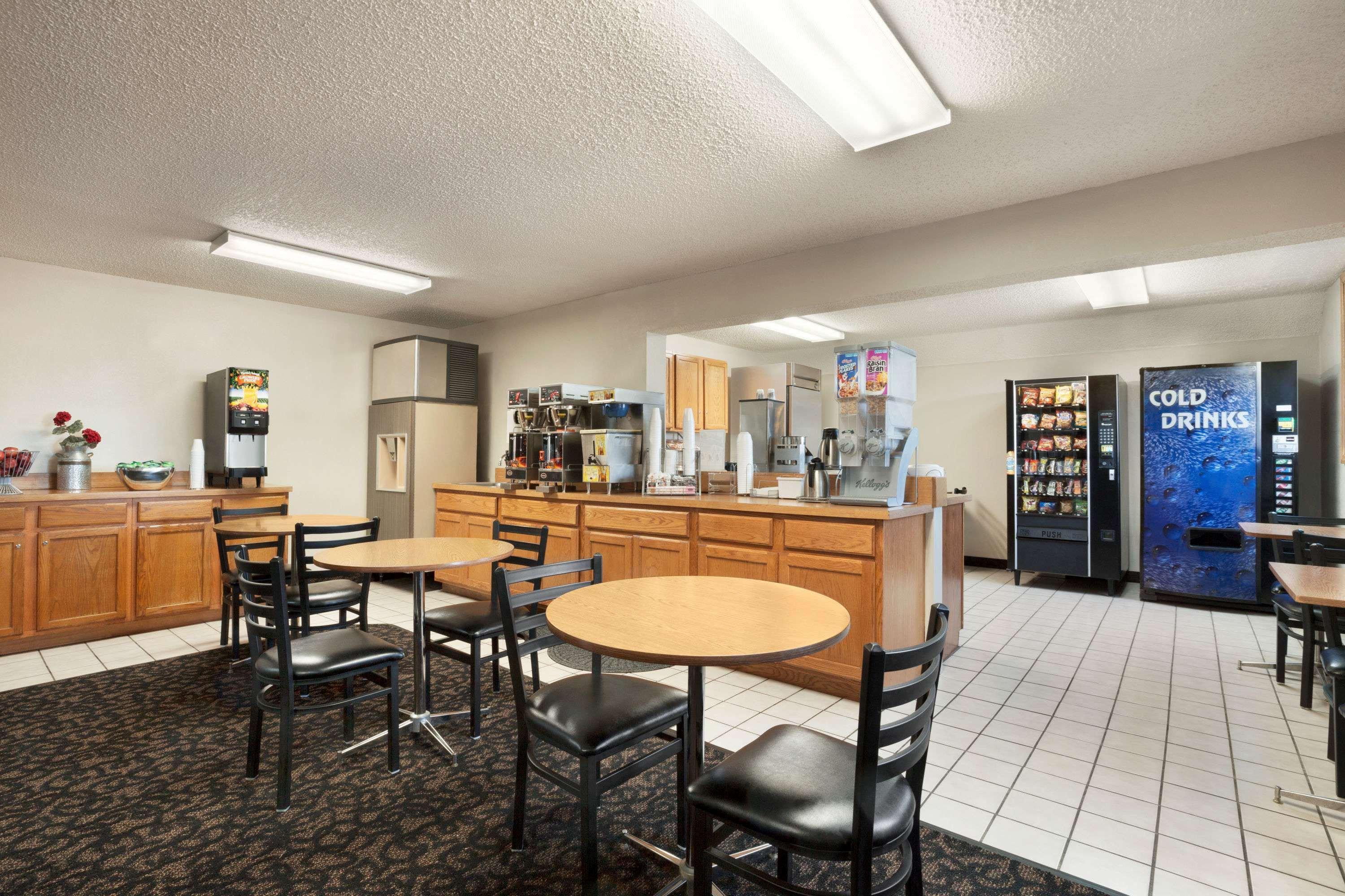 Super 8 By Wyndham Lincoln North Hotel Екстериор снимка
