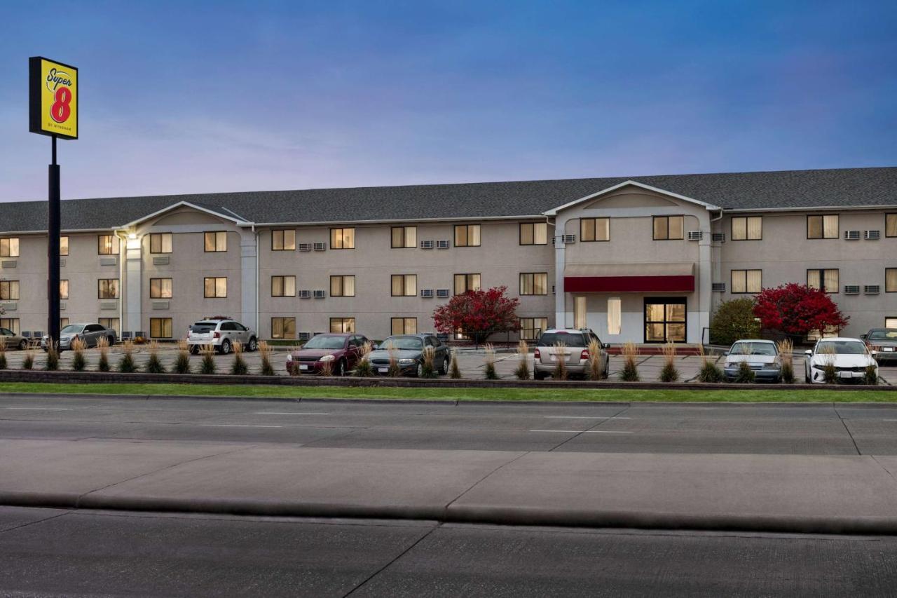 Super 8 By Wyndham Lincoln North Hotel Екстериор снимка