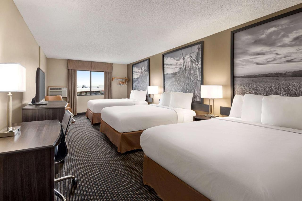 Super 8 By Wyndham Lincoln North Hotel Екстериор снимка