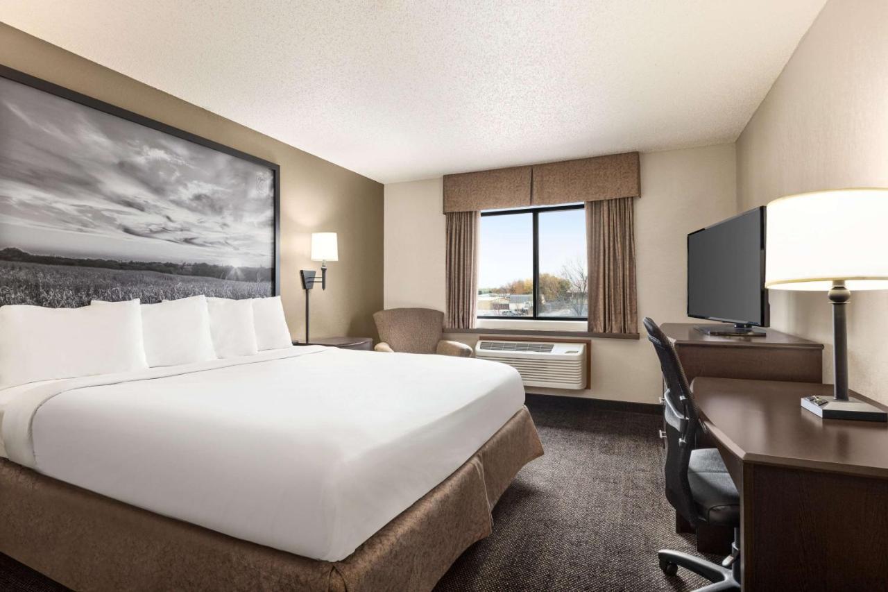 Super 8 By Wyndham Lincoln North Hotel Екстериор снимка