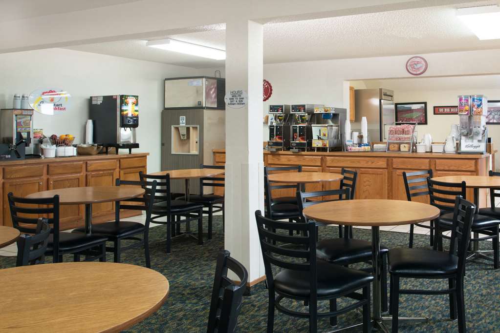 Super 8 By Wyndham Lincoln North Hotel Съоръжения снимка